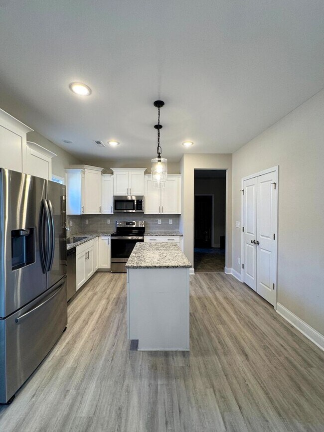 Building Photo - Beautiful 4 Bed 3 Bath Home with Bonus Room