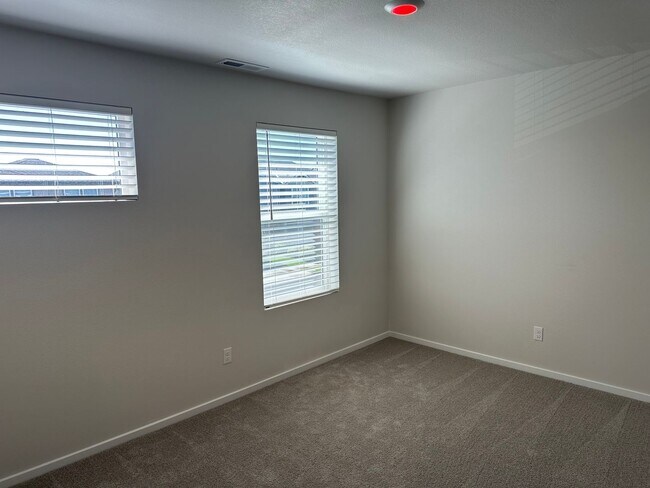Building Photo - Pet friendly 4 bedroom 2.5 bath house!