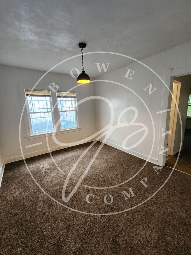 Building Photo - 3 bed 1 bath lower duplex with so much space!
