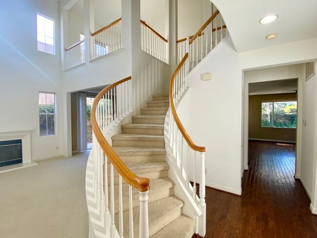 Building Photo - Spacious 4 bed 3 bath Newbury park home