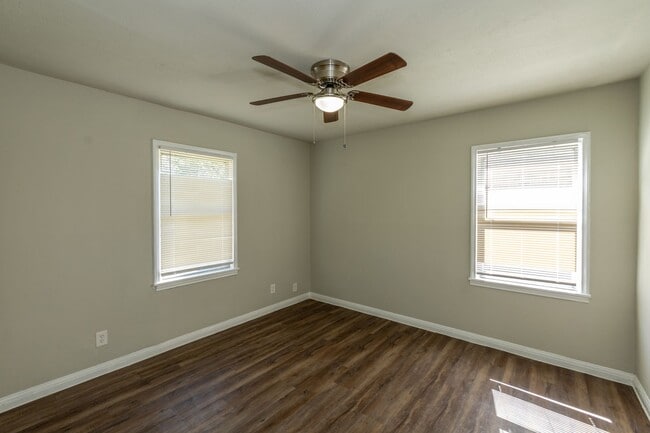 Building Photo - 2 bed, 1 bath in great location - move in ...
