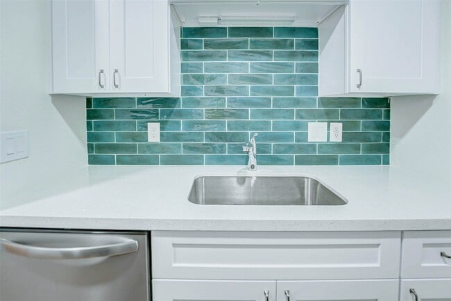 Building Photo - 7555 Katy Fwy