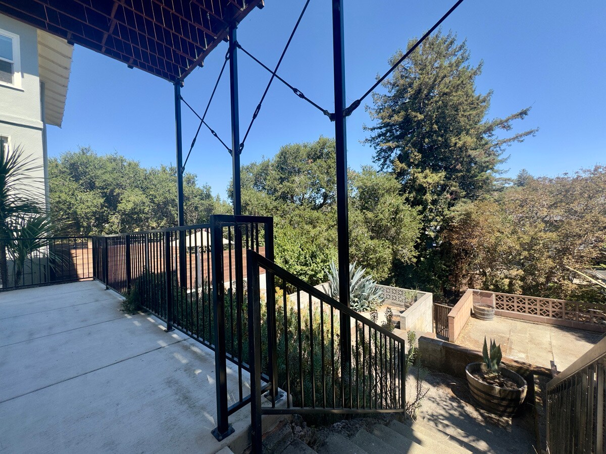 Building Photo - 914 Everett Ave