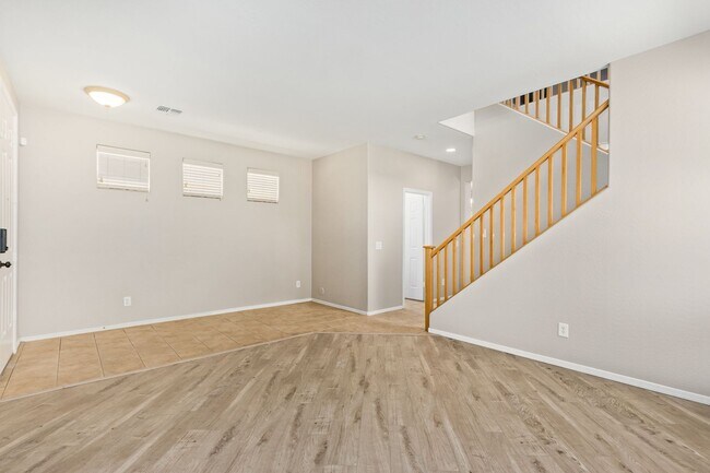 Building Photo - Gorgeous 3 bed/2 bath in Power Ranch!