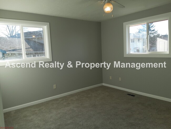 Building Photo - Updated 4 Bed on Cul de Sac, Fenced Yard, ...