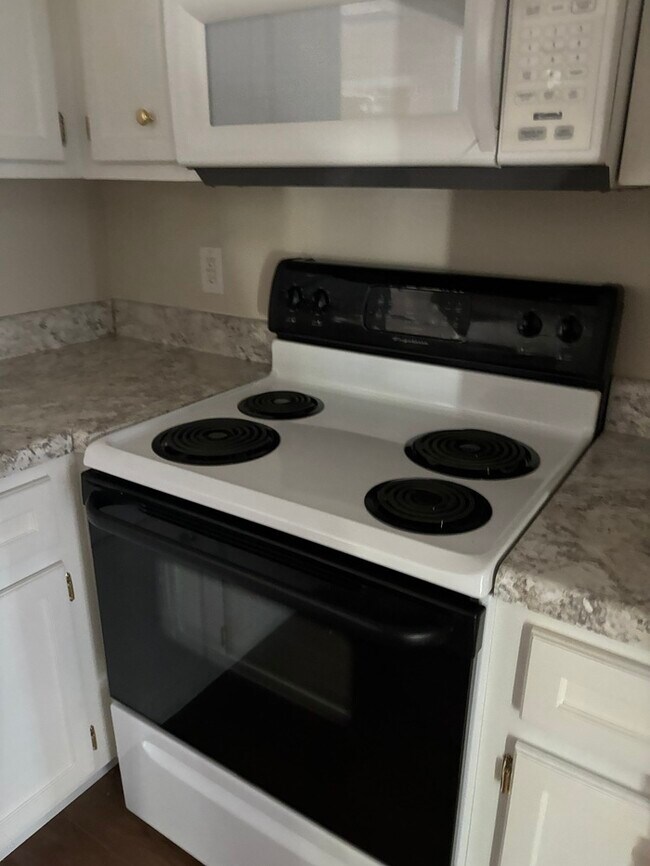 Building Photo - 162 W Hampton St