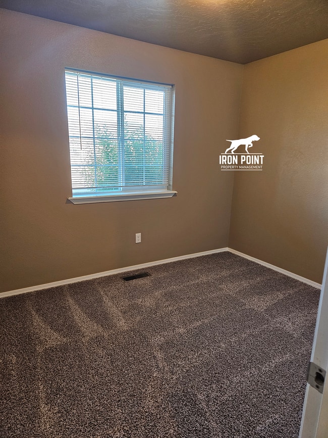 Building Photo - 3bed/2bath home w/bonus room, 2 car garage, fenced yard, and landscaping included.