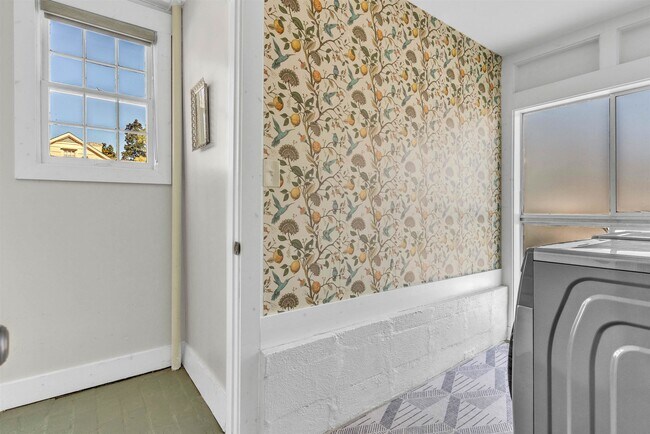 Building Photo - 185 Alexander St