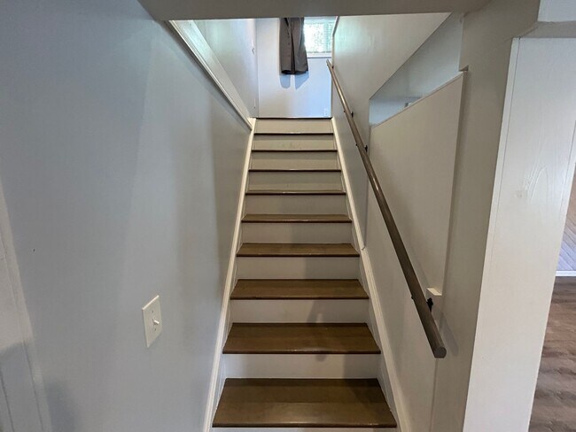 Building Photo - Single Family - 3 Bed - 2 Bath Home in a Private Setting