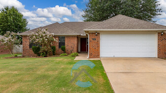 Building Photo - 5335 Lantana Dr