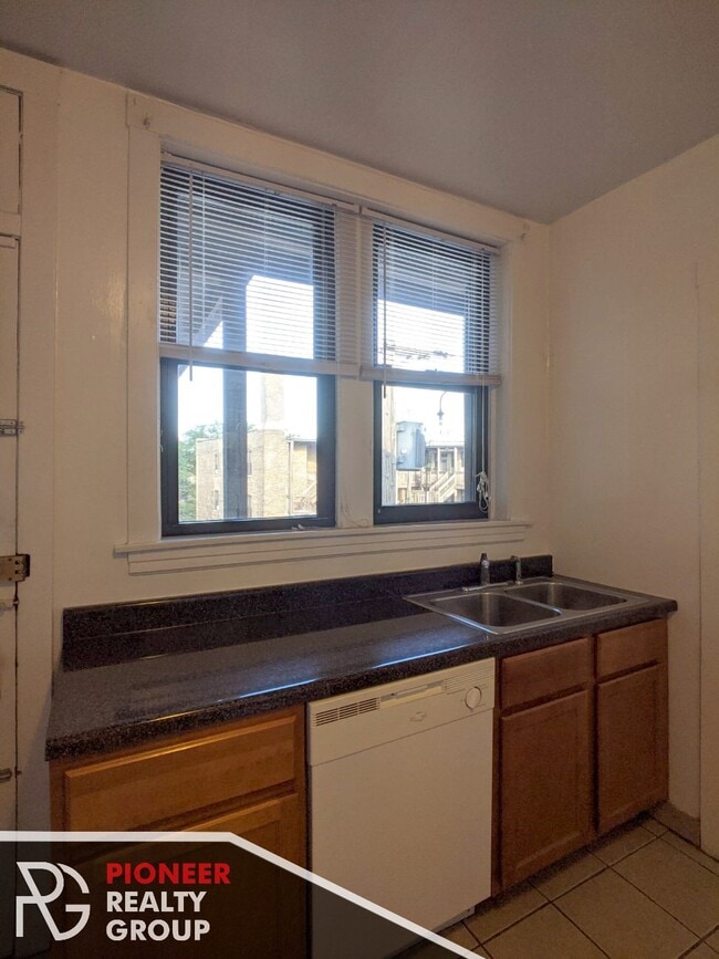Building Photo - 1121 W Oakdale Ave