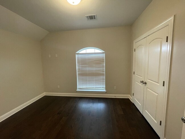Building Photo - Stunning 3 Bedroom Legacy Home