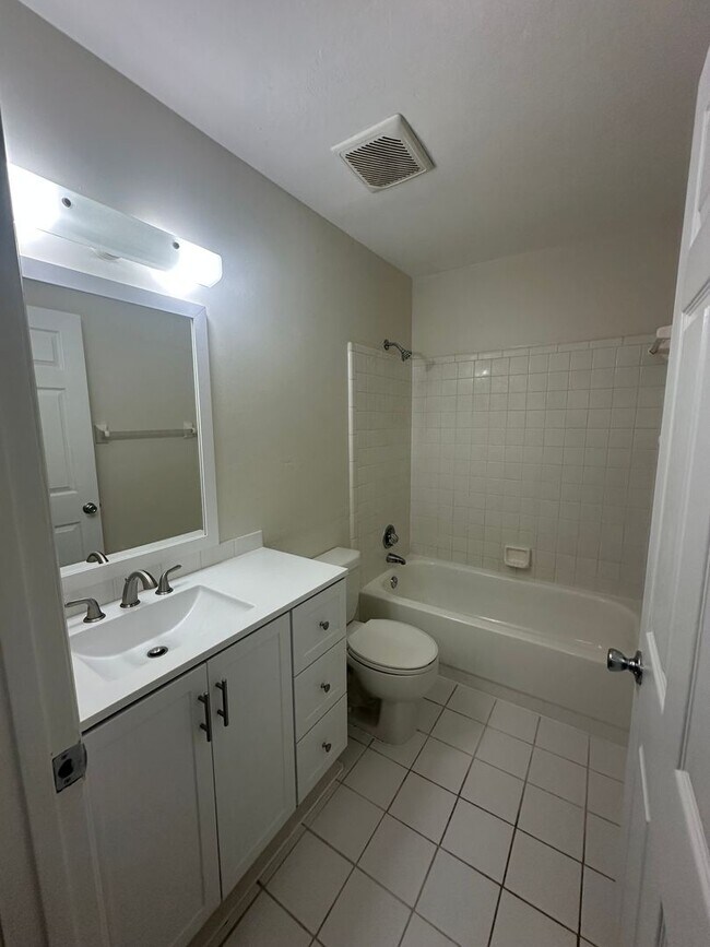 Building Photo - Spacious downstairs 2Bed/1 Bath in Killear...