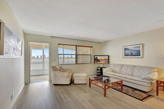 Building Photo - 100 Shore Ct