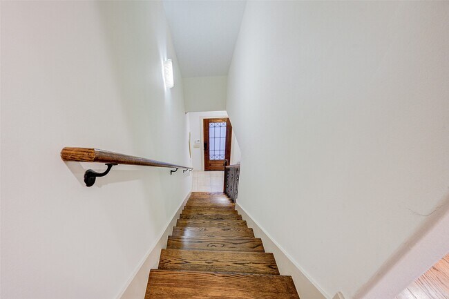 Building Photo - 3105 Fairdale Oaks E