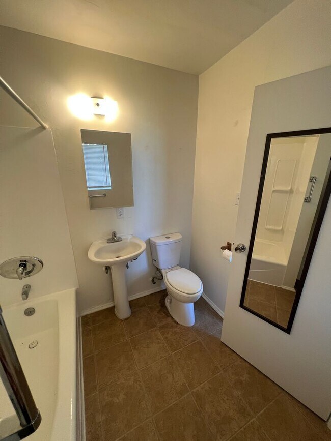 Building Photo - Charming back Studio