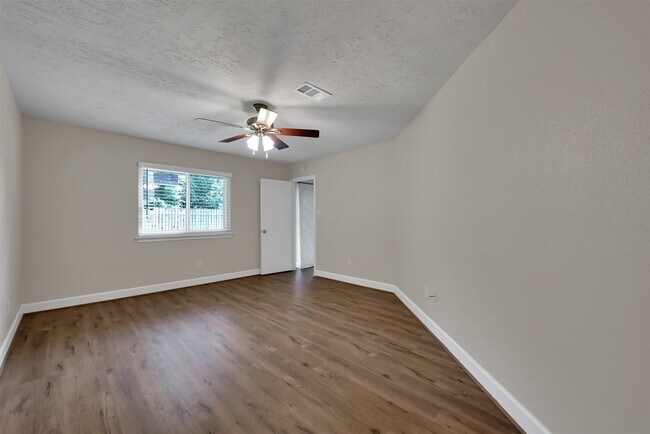 Building Photo - 22318 Meadowrock Dr