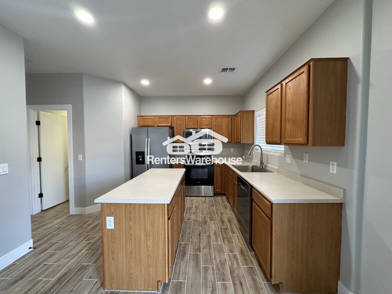 Building Photo - 10992 W Manzanita Dr