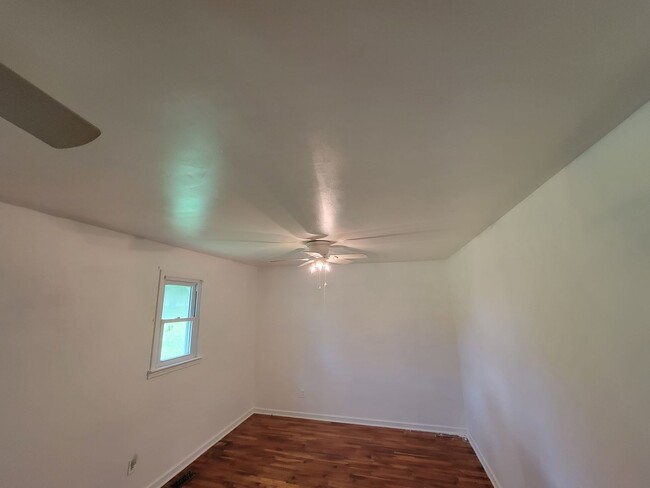 Building Photo - 4 Bed, 1.5 Bath in Sparta for Rent!