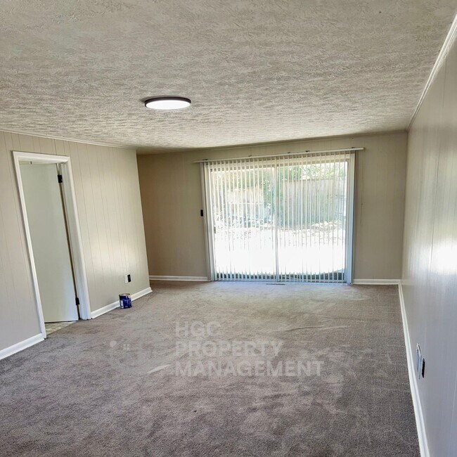 Building Photo - 5 Castlewood Dr