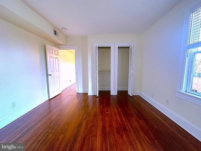 Building Photo - 1133 D St NE