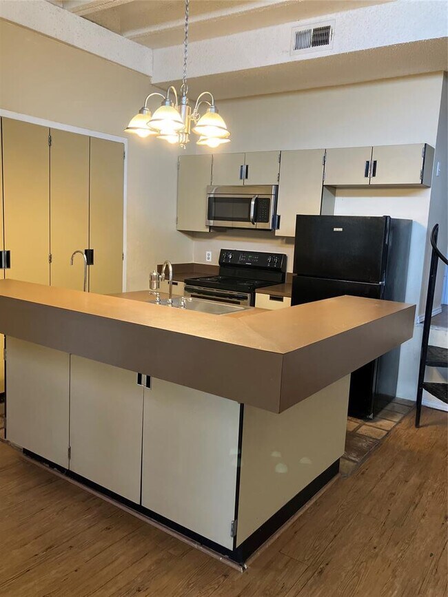 Building Photo - 5806 Circulo Dr