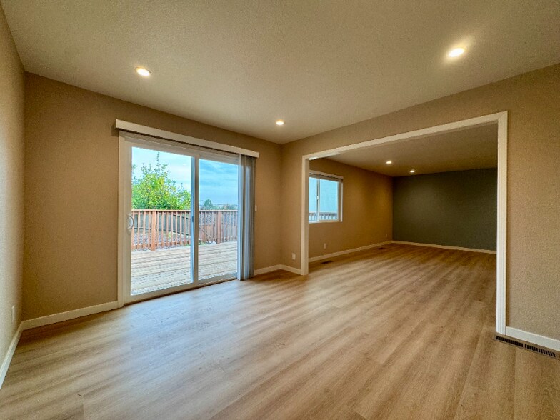 Building Photo - 148 Lancaster Way