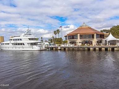 Building Photo - 719 S Beach St