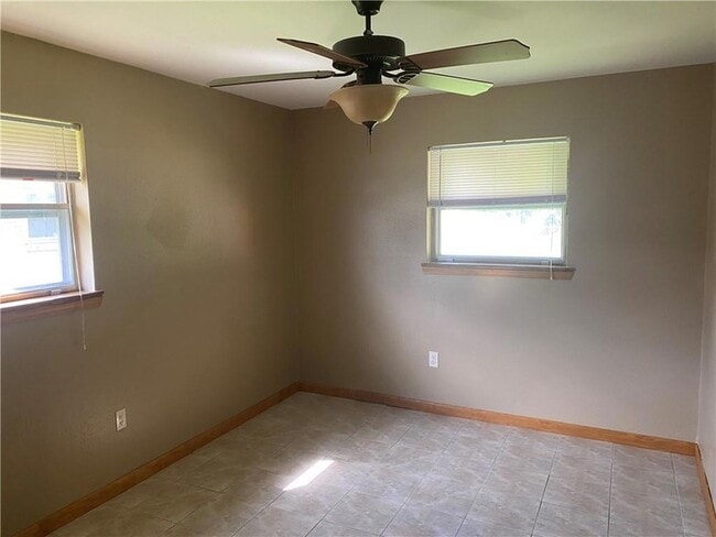 Building Photo - 15 Helis Dr