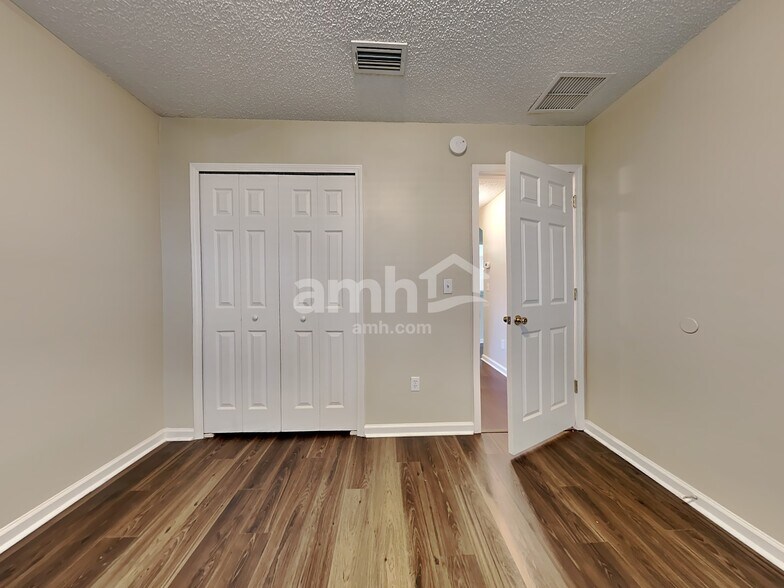 Building Photo - 1215 Summer Spring Dr