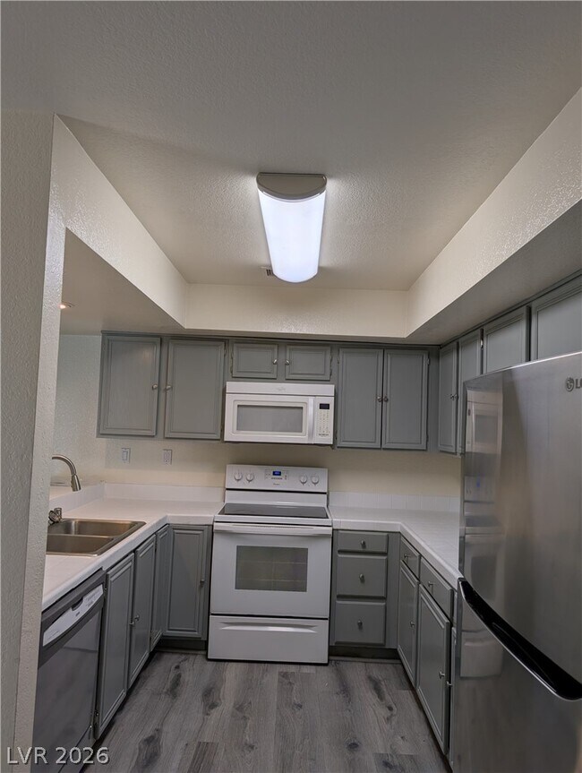 Building Photo - 4440 Woodpine Dr