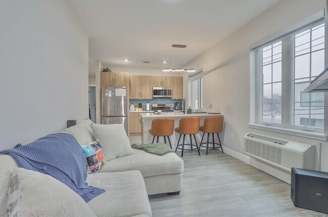 Building Photo - 212 70th St