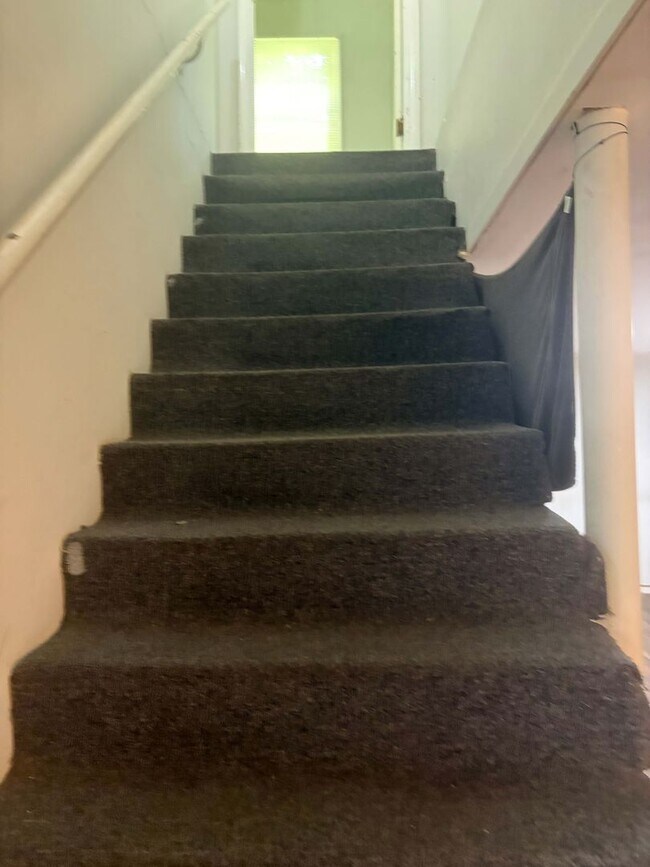 Building Photo - Spacious 3BR/2BA Rental with Hardwood Floors & Updated Living Room