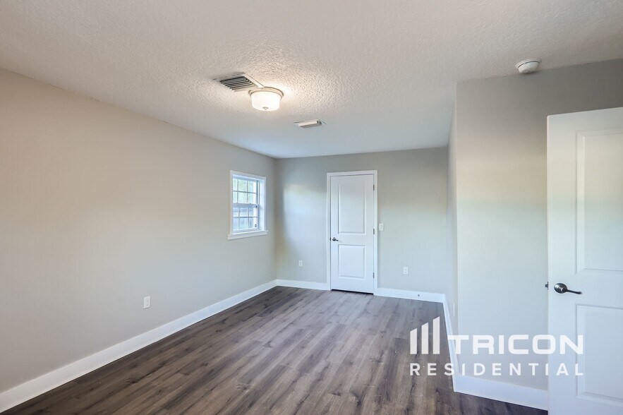 Building Photo - 667 Encino Way