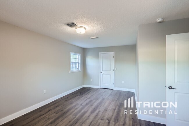 Building Photo - 667 Encino Way