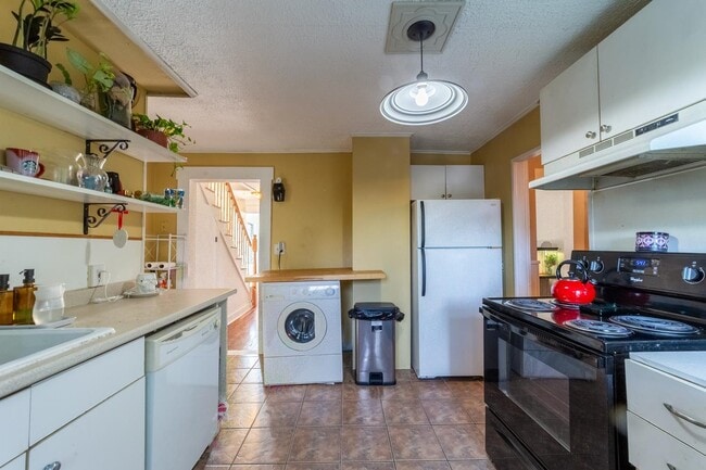 Building Photo - 66 Lyford St