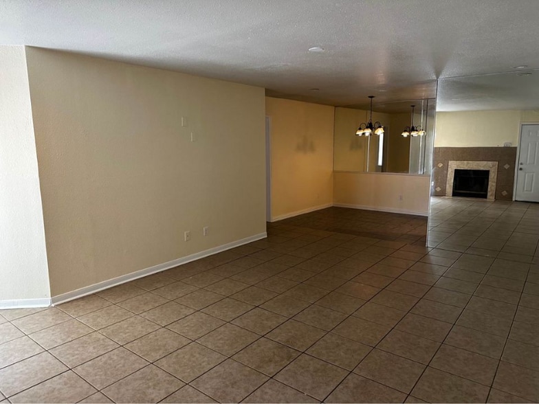 Building Photo - 9797 Leawood Blvd
