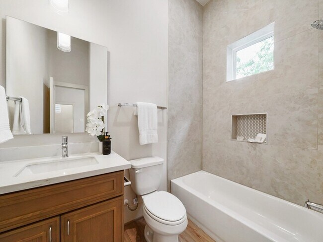 Building Photo - 859 Rachel St