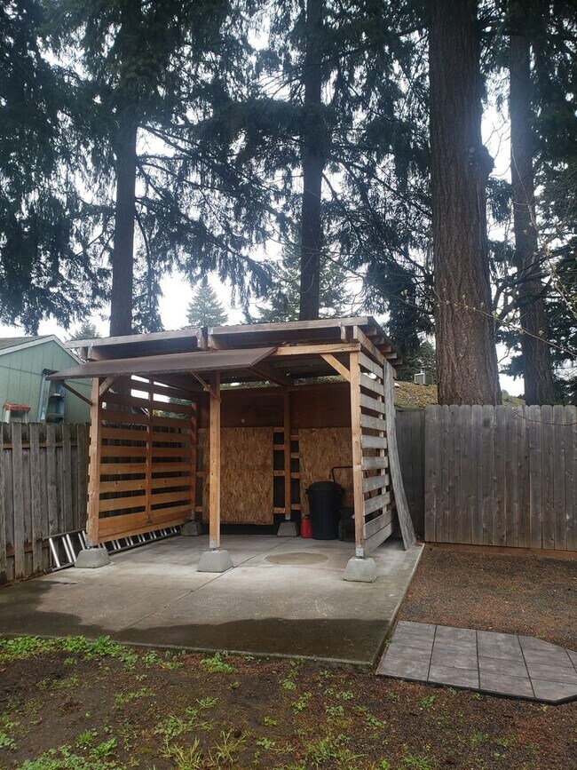 Building Photo - Adorable One-Level House with Huge Backyard in Vancouver!