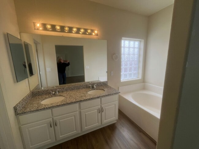 Building Photo - Beautiful 3 Bed, 2 Bath Home with 2-Car Garage in Desirable Sparks Neighborhood