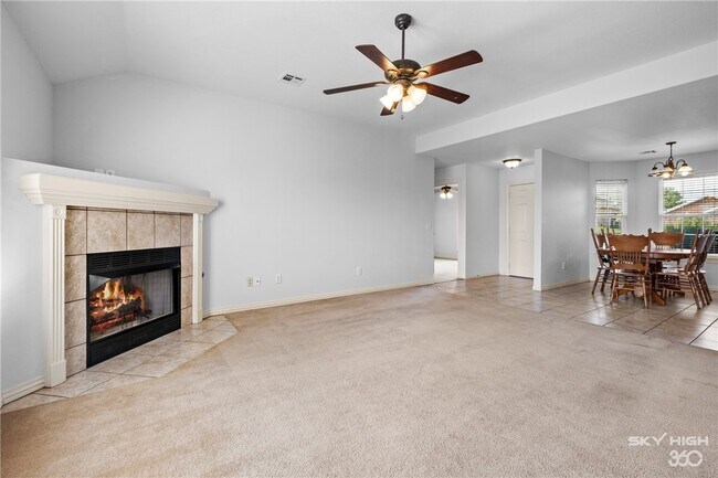 Building Photo - 1002 Applewood Cir