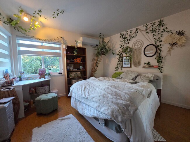 Building Photo - Wonderful Mid Century Home available for lease