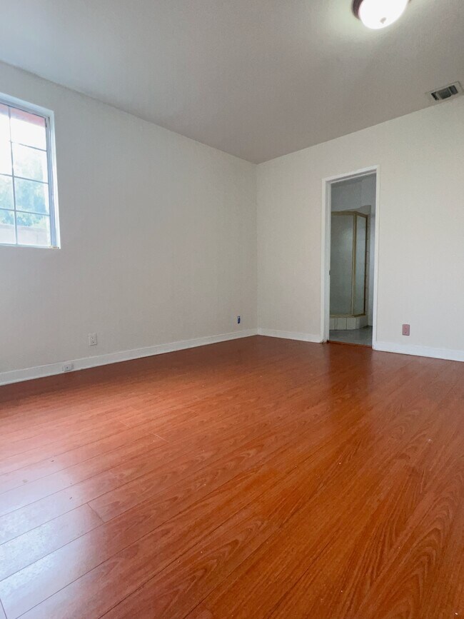 Bedroom 2 and bathroom 2 - 1016 E Ross Ave