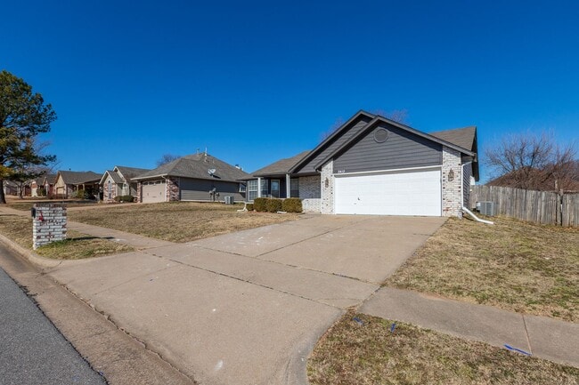Building Photo - 3 Bed | 2 Bath in Broken Arrow!