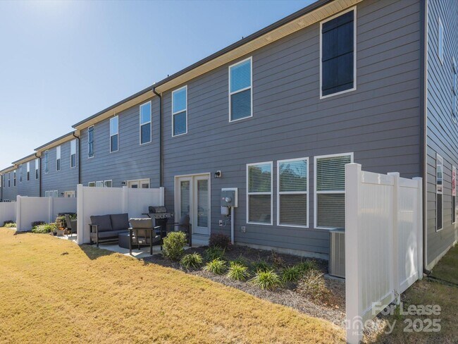 Building Photo - 13124 Rover St