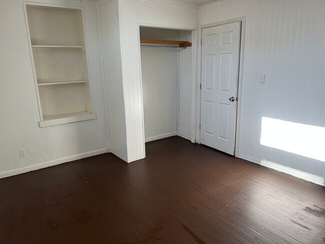 Building Photo - Private Guy Room in 5 bedroom 2 bath triplex