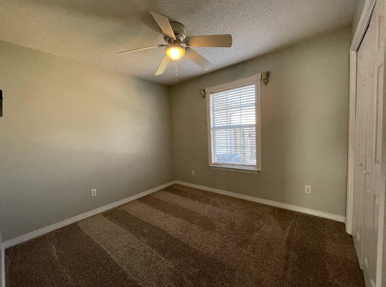 Building Photo - 447 Apple Dr
