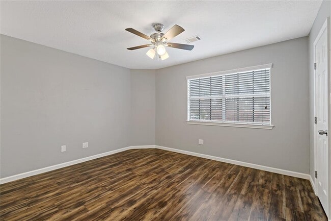 Building Photo - 542 Birdsong Dr