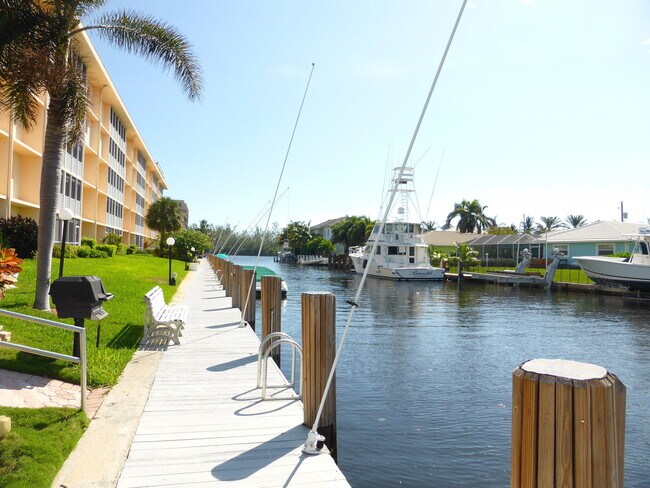 Building Photo - 698 NE Spanish River Blvd