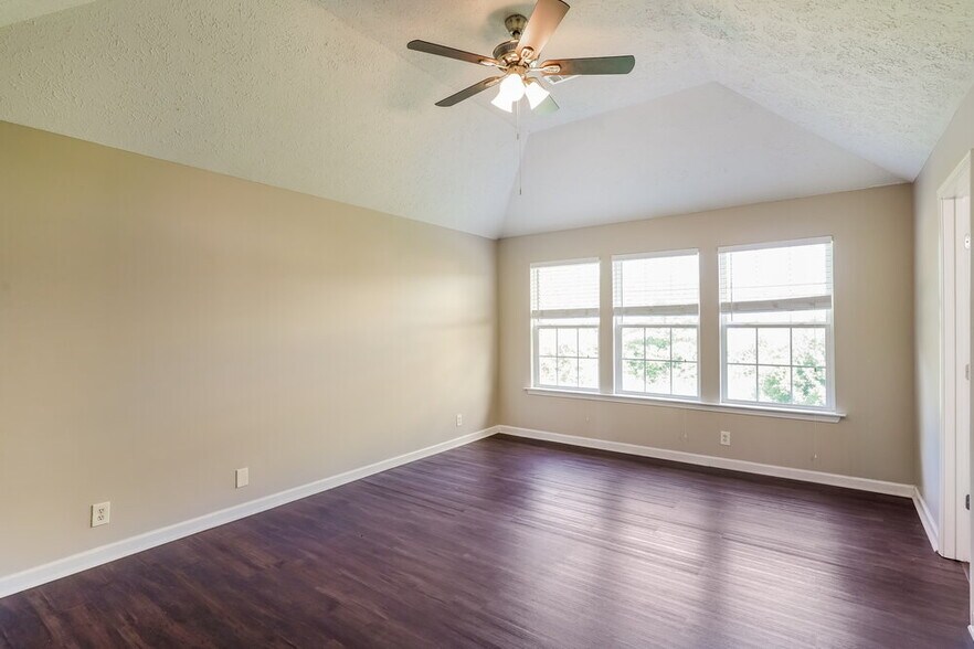 Building Photo - 7128 Legacy Dr